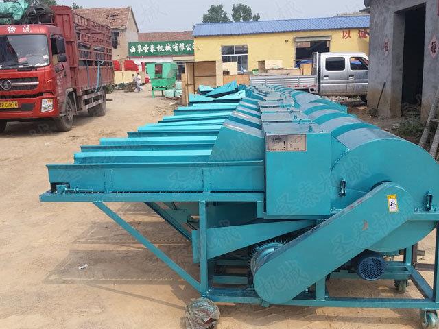 多功能鍘草粉（fěn）碎揉搓機屬於一機多用的秸稈揉（róu）搓設備（bèi），為養殖戶解決飼養（yǎng）時秸稈（gǎn）浪（làng）費的難題（tí）