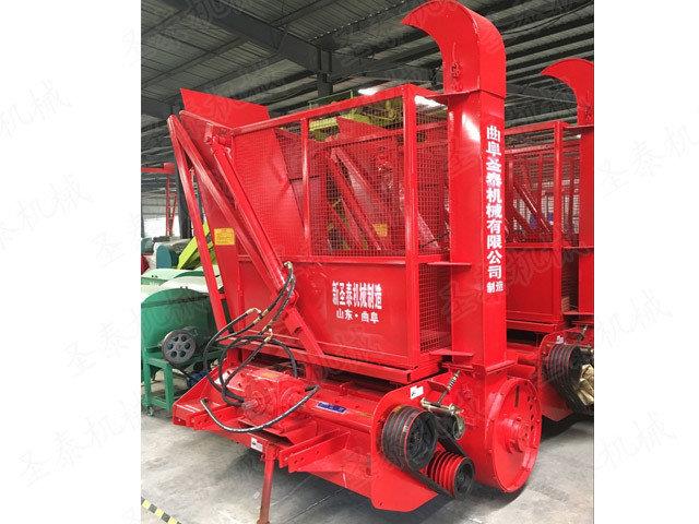 秸稈青儲回收機作業之前，三角帶鬆緊度要做（zuò）好檢（jiǎn）查，太鬆容易打滑