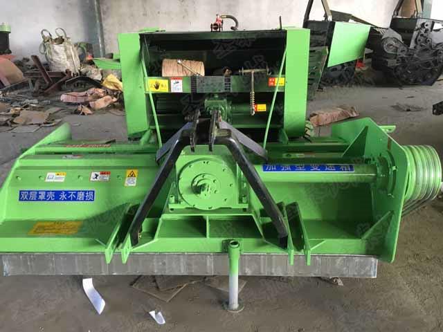 穀物秸稈回收打捆機操作簡便用人（rén）少，低成本、高回報（bào），不受環境存放限製