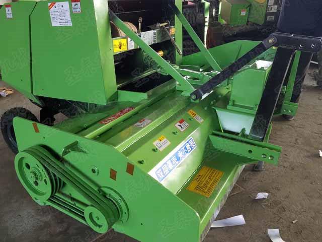 秸稈切碎回收（shōu）打捆一（yī）體機是（shì）固定捆紮機，能將（jiāng）揉搓後的玉米秸稈及牧草類可靠撿拾（shí）、打捆