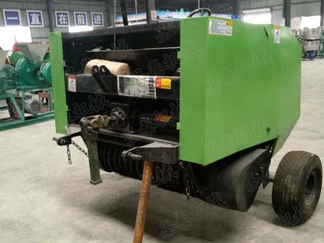 大型牧（mù）草打（dǎ）捆機降（jiàng）低了飼（sì）料運輸、存放成本，減（jiǎn）輕工人的勞動（dòng）強度