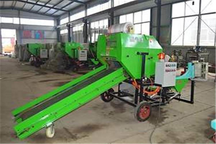 青貯打捆機在裝卸草捆的時候（hòu），後麵是嚴禁站（zhàn）人（rén）的，以免發生擠傷、碰（pèng）上的情況發生