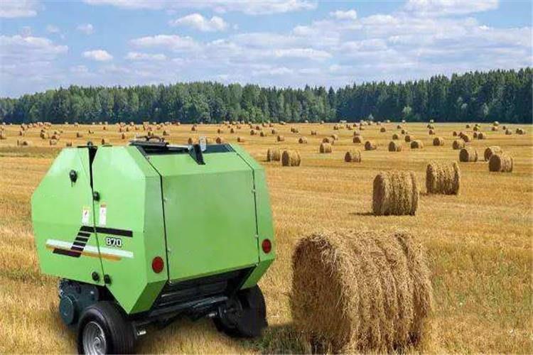 秸稈打捆機（jī）啟動前，先用手轉動壓料輪（lún），檢查運轉是否靈活正常