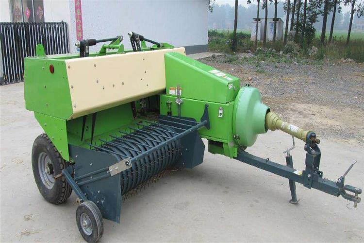 像各個潤滑器加注黃油，並將秸稈打捆機放在幹燥通風處