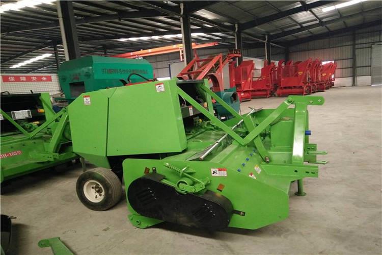 為提高生產率，可由2人操作秸稈打捆機，一人入（rù）料，一人出（chū）料（liào）並負（fù）責往機（jī）器前麵送料