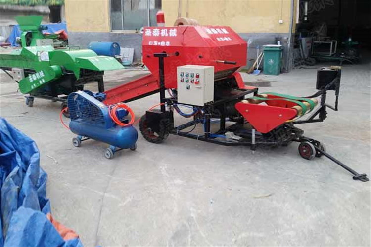 打（dǎ）捆包膜機在原來圓捆機（jī）和包膜機的基礎上，經過工作人（rén）員的精心研製成（chéng）為合（hé）二為一