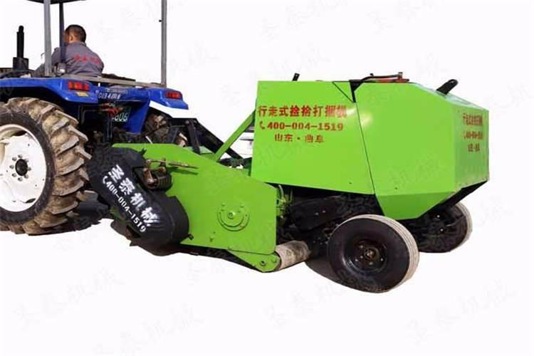 秸（jiē）稈打捆機主要由拾禾器、打草滾筒、鏈輪傳動機（jī）構、繩盒、引繩杆及預警裝（zhuāng）置、液壓控製機構（gòu）等部件組成
